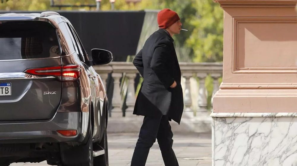 Santiago Caputo avanza con una SIDE al estilo CIA y recorta el poder de las delegaciones del interior