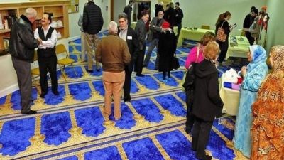 Mezquita de Massachusetts abre sus puertas a vecinos no musulmanes