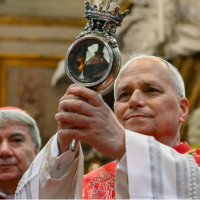 Le�n XIV eleva ante los fieles la sangre licuada de San Genaro en su hist�rica visita a N�poles