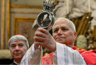 Le�n XIV eleva ante los fieles la sangre licuada de San Genaro en su hist�rica visita a N�poles