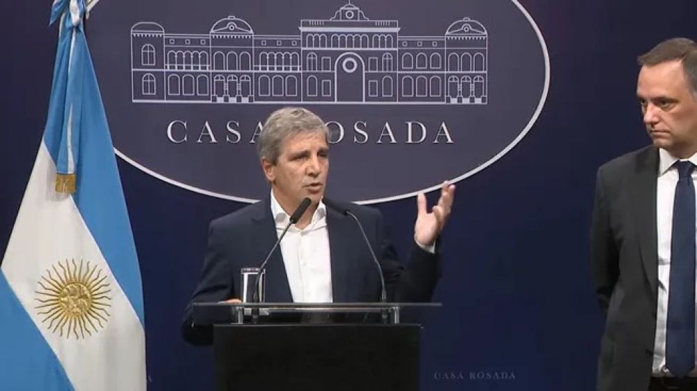 Manuel Adorni y Luis Caputo le pasaron la motosierra a 211 programas gubernamentales por un total de $2,3 billones