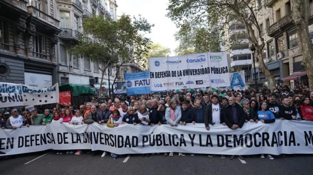 Con respaldo de la CGT, las CTA y gremios docentes, universidades marcharon y reclamaron a la Corte que haga cumplir la ley de financiamiento