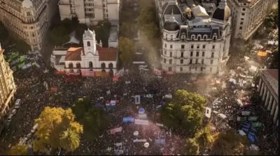 Otra multitudinaria marcha para ratificar el reclamo universitario: �Milei cumpl� la ley�