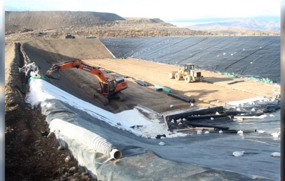 Esquel: Colocan las membranas especiales en el nuevo m�dulo del relleno sanitario del GIRSU
