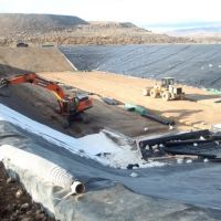 Esquel: Colocan las membranas especiales en el nuevo m�dulo del relleno sanitario del GIRSU