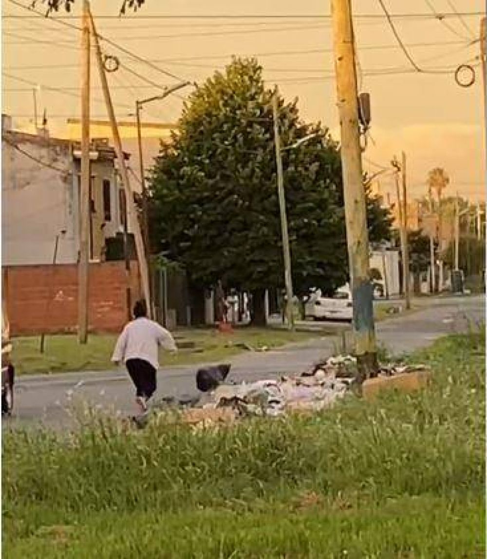Crece el malestar por los vuelcos de basura y hasta denunciaron a ABSA