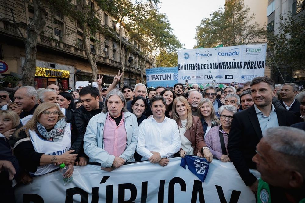 Kicillof se sum� a la marcha universitaria junto a varios intendentes: �Estamos defendiendo el futuro de los argentinos�