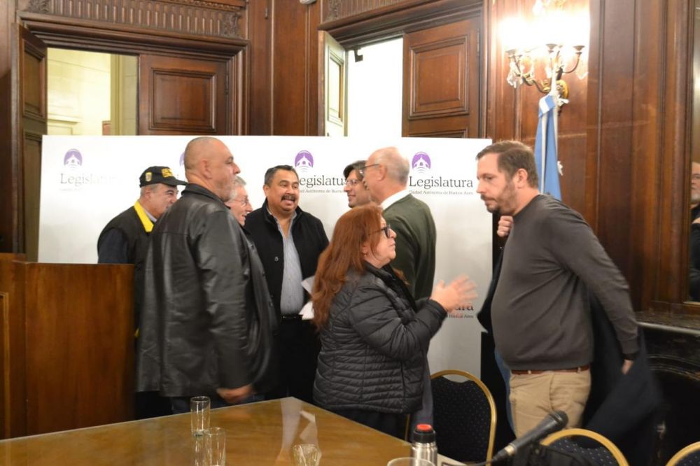Los taxistas fueron a la Legislatura para militar un proyecto de ley que les iguale las condiciones con las plataformas: �En estos a�os hemos recibido un terrible da�o�