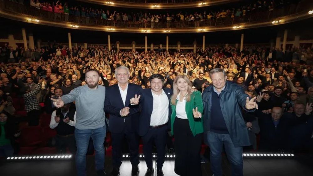 Axel Kicillof encabez� un acto del PJ, le abri� la puerta a una interna con Sergio U�ac y apuesta a polarizar con Javier Milei