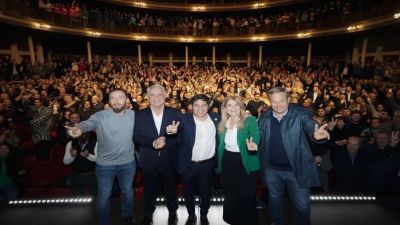 Axel Kicillof encabez� un acto del PJ, le abri� la puerta a una interna con Sergio U�ac y apuesta a polarizar con Javier Milei