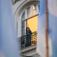 Desde el balc�n: Cristina ignora las aspiraciones de Kicillof y solo alienta los reclamos por su liberaci�n