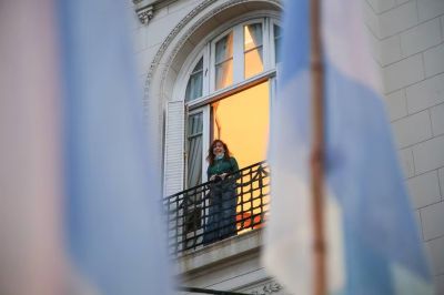 Desde el balc�n: Cristina ignora las aspiraciones de Kicillof y solo alienta los reclamos por su liberaci�n