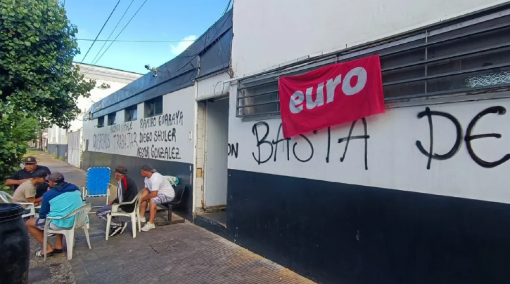 Siete meses sin respuestas: los trabajadores del frigor�fico Euro reactivan la producci�n por sus propios medios