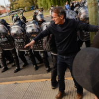 Katopodis qued� en el medio de una pelea entre trabajadores de Pymes y la Polic�a de la Ciudad