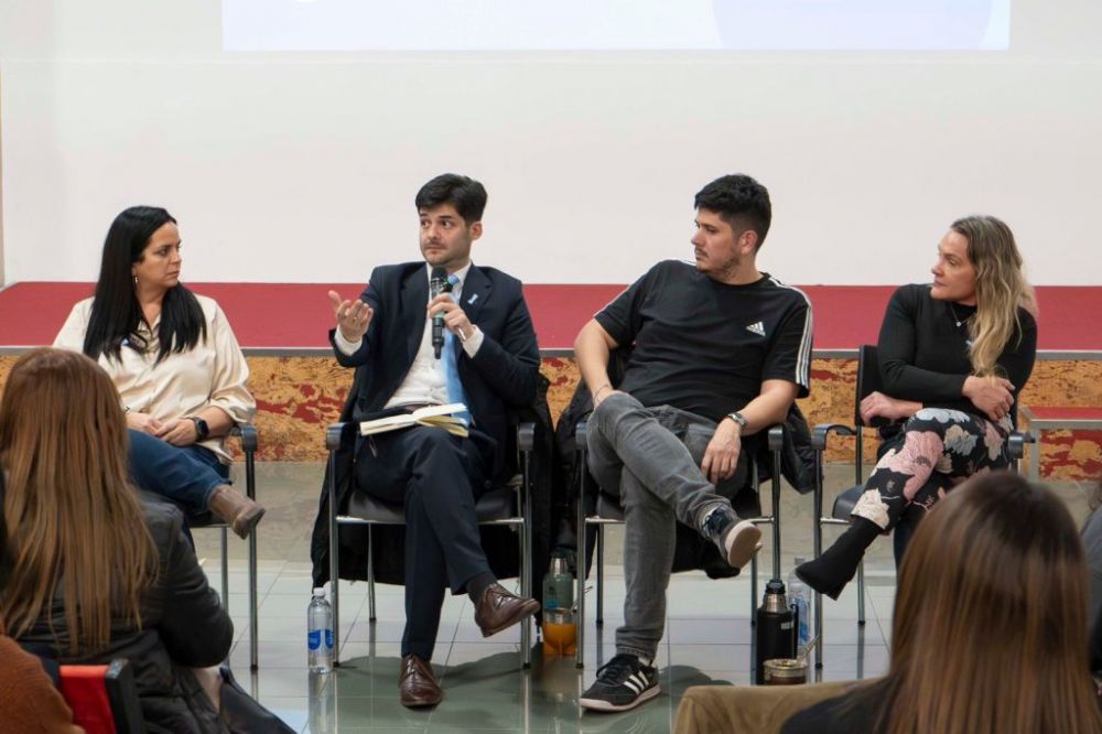 De cara al encuentro nacional de la Juventud Sindical de la CGT, el SUPARA reuni� a j�venes aduaneros de todo el pa�s para debatir sobre la Reforma Laboral