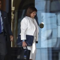 Karina ech� a Bullrich de las reuniones de gabinete