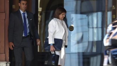 Karina ech� a Bullrich de las reuniones de gabinete