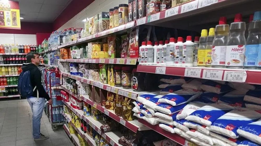 El consumo masivo cay� casi 4% en abril y el derrumbe no encuentra piso