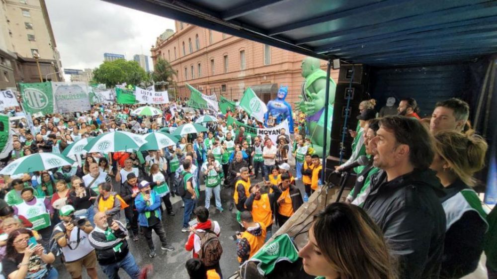 Estatales porte�os se movilizan al Ministerio de Hacienda en reclamo de salarios y pase a planta permanente