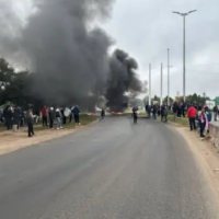 Trabajadores de Granja Tres Arroyos protagonizaron fueres protestas contra el cierre temporal de la empresa: 1.000 puestos de trabajo en vilo
