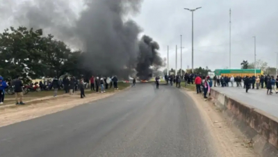 Trabajadores de Granja Tres Arroyos protagonizaron fueres protestas contra el cierre temporal de la empresa: 1.000 puestos de trabajo en vilo