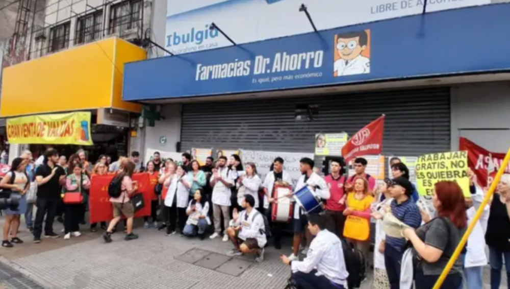 Dr. Ahorro no paga sueldos ni indemnizaciones y cambi� los candados de los locales para que nadie entre