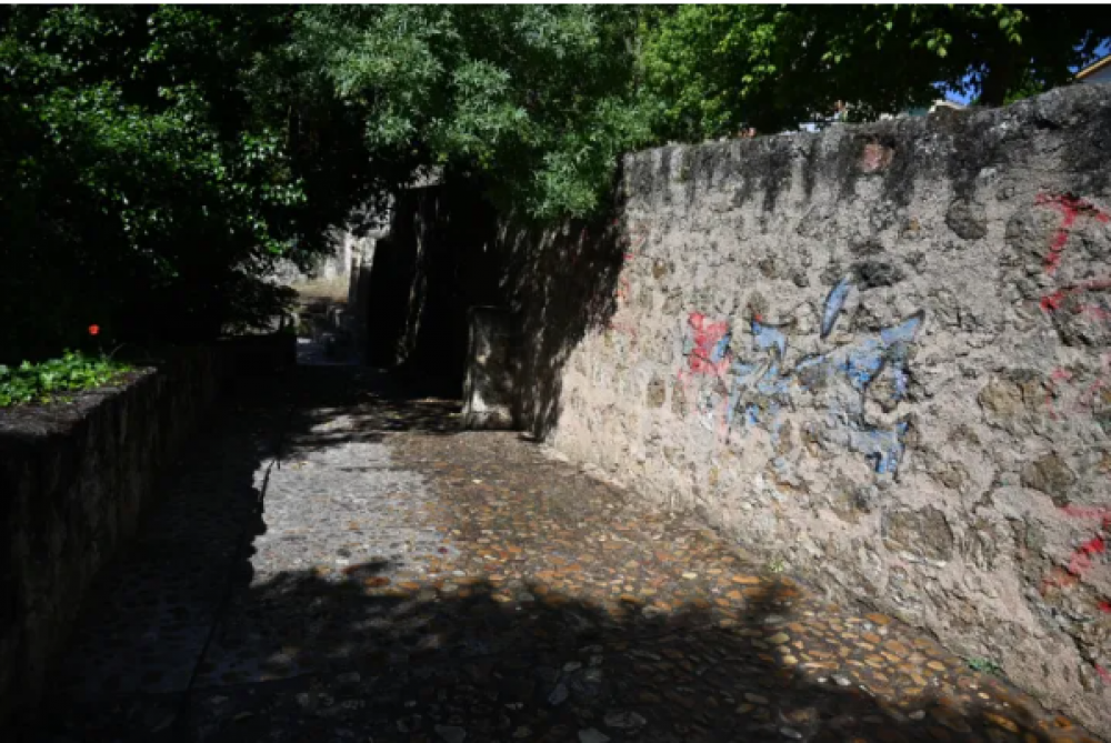 Urbaser retira las pintadas vand�licas en el paraje de Los Ca�itos