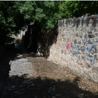 Urbaser retira las pintadas vand�licas en el paraje de Los Ca�itos