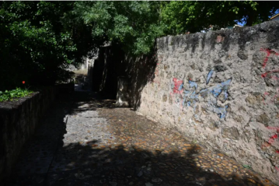 Urbaser retira las pintadas vand�licas en el paraje de Los Ca�itos