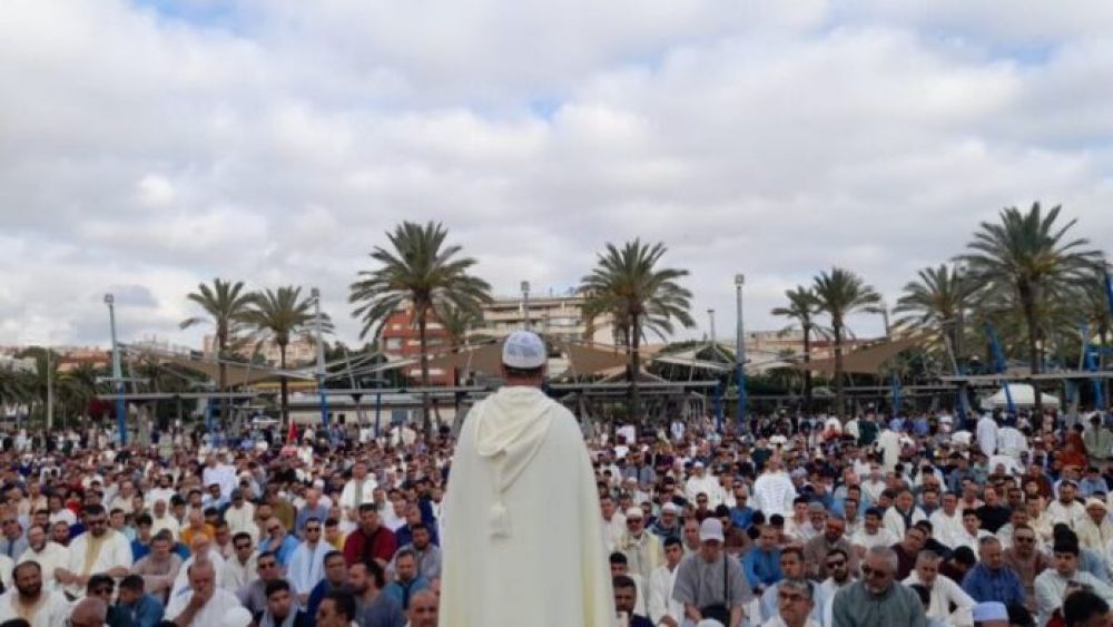 Miles de musulmanes melillenses se congregan en la Plaza Multifuncional en un rezo multitudinario por la paz y la convivencia en la ciudad