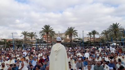 Miles de musulmanes melillenses se congregan en la Plaza Multifuncional en un rezo multitudinario por la paz y la convivencia en la ciudad