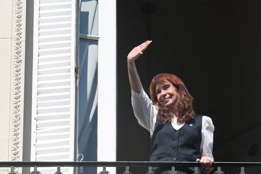 La C�mpora le exige al resto del peronismo una defensa cerrada de Cristina Kirchner y aumenta la tensi�n