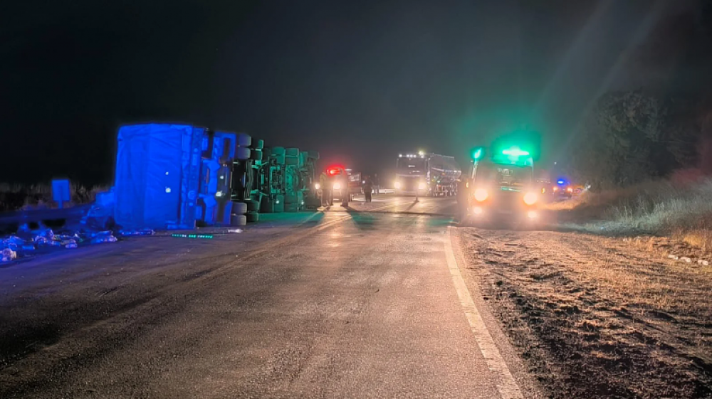 En La Pampa: volc� un cami�n cargado con agua mineral sobre la Ruta Nacional 35