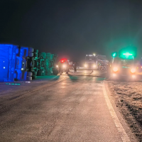 En La Pampa: volc� un cami�n cargado con agua mineral sobre la Ruta Nacional 35