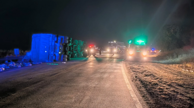 En La Pampa: volc� un cami�n cargado con agua mineral sobre la Ruta Nacional 35