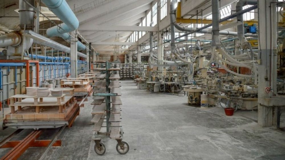 La �nica f�brica de porcelana del pa�s abre retiros voluntarios para desvincular a m�s de la mitad de su personal