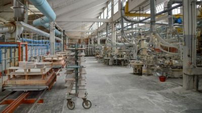 La �nica f�brica de porcelana del pa�s abre retiros voluntarios para desvincular a m�s de la mitad de su personal