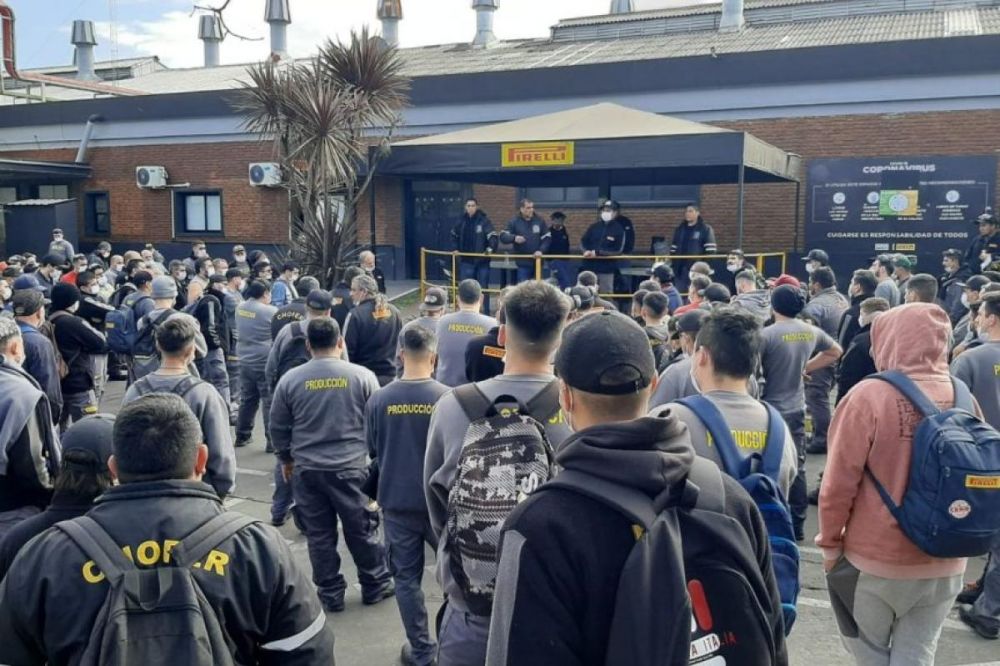 Por la ca�da de las ventas, Pirelli paraliza por completo la producci�n en su planta de Merlo y lanza un recorte total de las horas extra