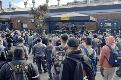 Por la ca�da de las ventas, Pirelli paraliza por completo la producci�n en su planta de Merlo y lanza un recorte total de las horas extra