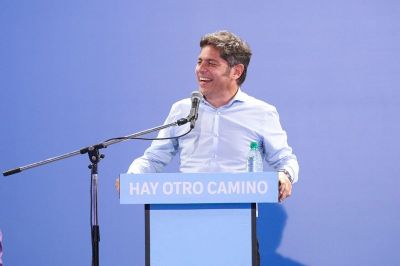 Kicillof retoma su gira federal y viaja a Corrientes: foto con Vald�s, convenios y presentaci�n de su libro