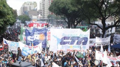 Las CTA marcharon a Plaza de Mayo y apuntaron contra el ajuste: �el destino de nuestra patria se define en las calles�