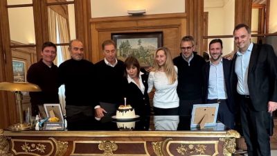 Tras las cr�ticas a Adorni, Karina Milei reuni� a la mesa pol�tica y celebraron el cumplea�os de Bullrich