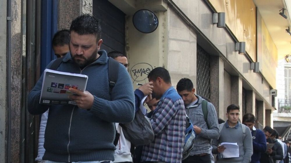 En el primer mes de la reforma laboral el empleo registrado continu� su ca�da y el sector privado muestra se�ales de debilidad