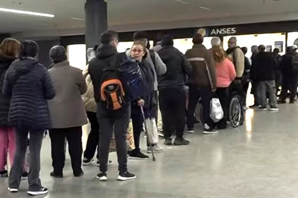 Una fila vergonzosa y m�s problemas para las personas con discapacidad