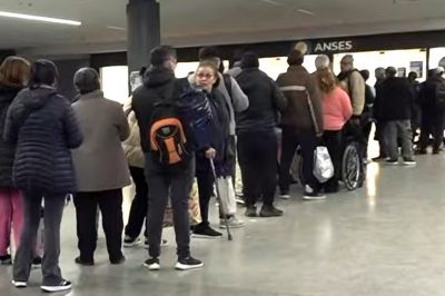 Una fila vergonzosa y m�s problemas para las personas con discapacidad