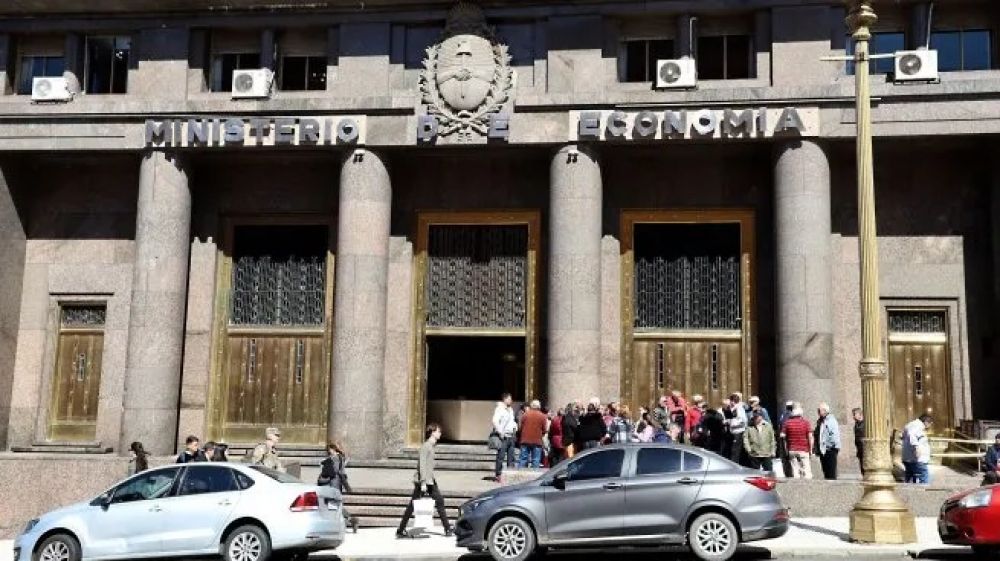 Deuda: Luis Caputo canje� letras atadas al d�lar, pero apenas pudo reducir el 20% de los vencimientos de fin de mes