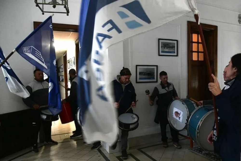 Los gremios entraron al edificio principal de Fadea y pidieron la renuncia del directorio en medio de la crisis de la f�brica cordobesa de aviones