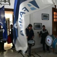 Los gremios entraron al edificio principal de Fadea y pidieron la renuncia del directorio en medio de la crisis de la f�brica cordobesa de aviones