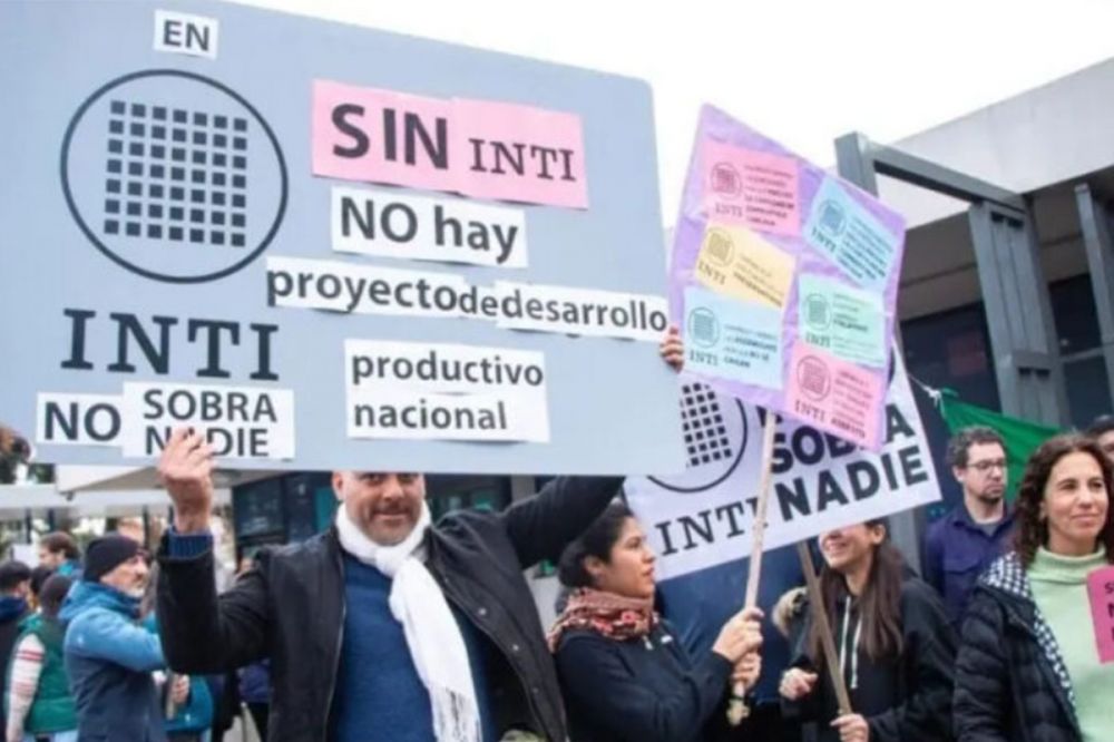T�cnicos del INTI denuncian que el Gobierno no acata el freno judicial a los despidos y advierten: �No sabemos qu� va a pasar este martes con nuestros empleos�
