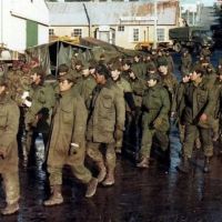 Sacerdote que estuvo en Malvinas bendice diplomas a veteranos